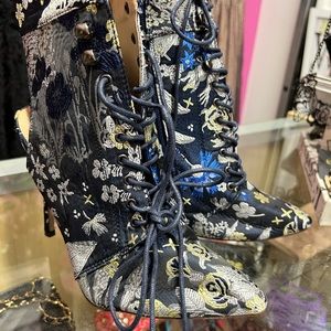 Chase + Chloe : dark blue flowered print shoelaced boot